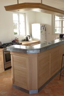 Reka bentuk dapur dengan bar di dalam rumah