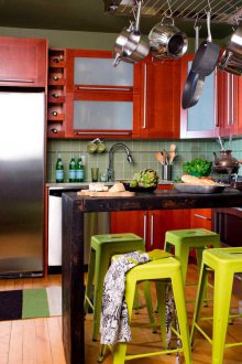 Reka bentuk dapur bergaya eklektik dengan kaunter bar