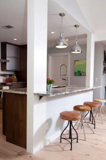 Reka bentuk dapur dengan kaunter bar batu