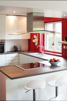 Reka bentuk dapur dengan kaunter merah