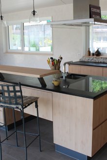 Reka bentuk dapur dengan kaunter bar berlamina