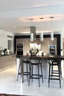 Reka bentuk dapur dengan kaunter bar logam