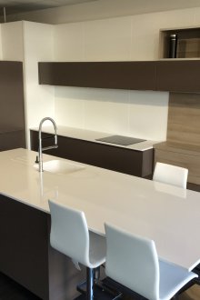 Kaunter dapur gaya minimalis dengan kaunter bar