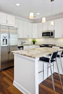 Reka bentuk dapur dengan kaunter bar dan pulau