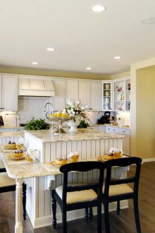 Reka bentuk dapur dengan kaunter bar dan patina