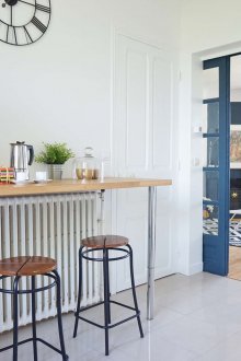 Reka bentuk dapur gaya retro dengan kaunter bar