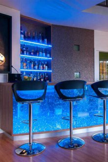 Reka bentuk dapur dengan kaunter biru