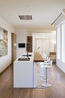 Reka bentuk dapur dengan kaunter bar keluli