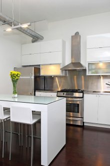 Reka bentuk dapur dengan bar kaca