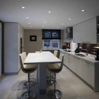 Reka bentuk dapur dengan kaunter bar