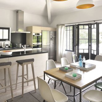 Bilik dinning dapur yang direka dengan bar sarapan