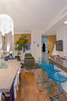 Reka bentuk dapur dengan bar sarapan di pangsapuri studio