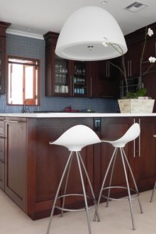 Reka bentuk dapur dengan kaunter bar gelap