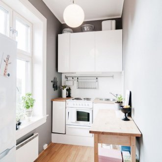 Reka bentuk dapur sempit dengan bar sarapan