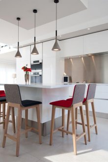 Reka bentuk dapur dengan bar di sebuah rumah negara