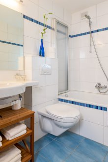 Модерна баня в интериора на дома