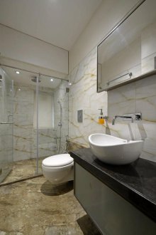 Модерна баня с каменни плочки