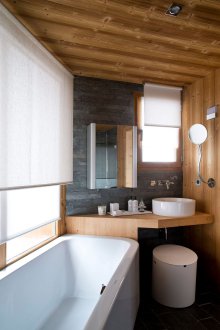 Съвременна баня от масивно дърво