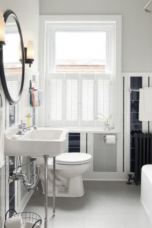 Баня в модерен стил с ивици от плочки