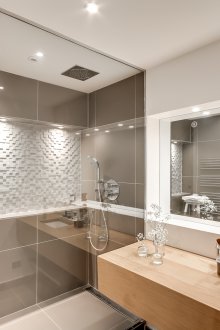 Сива плочка модерна баня