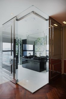 Модерна баня с огледални стени