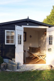 Къща за смяна на черно