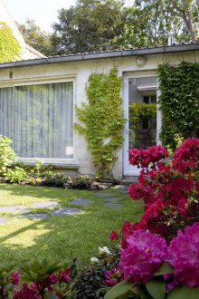 Селска къща с големи прозорци