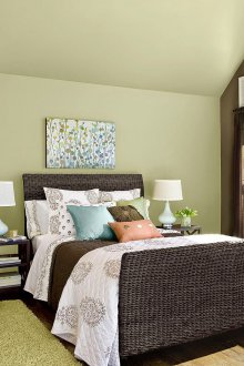 Маслинен цвят в интериора на таванската спалня