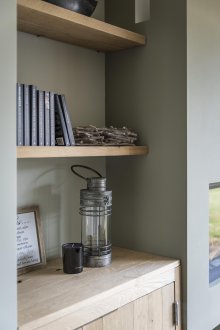 Ниша в стая с дървени рафтове