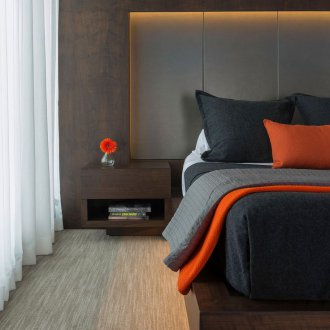 Ниша с меки панели в спалнята