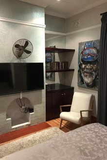 Ниша с рафтове в стаята.