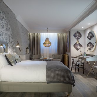 Ниша в стаята в сиво