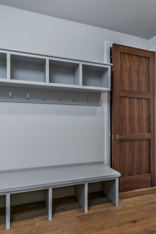 Ниша с пейка в коридора