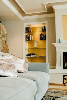 Ниша със стъклени рафтове