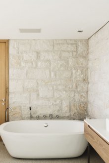 Bilik mandi DIY dengan batu hiasan