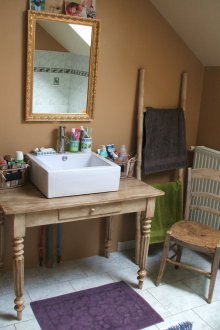 Bilik mandi DIY dalam gaya desa