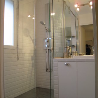 Bilik mandi DIY dengan pancuran mandian