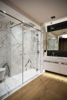 Bilik mandi DIY dengan marmar palsu