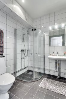 Bilik mandi DIY dengan lantai kontras