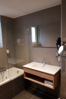 Bilik mandi DIY berwarna coklat