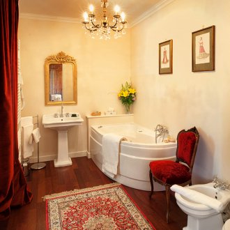 Bilik mandi DIY dengan hiasan merah