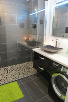 Bilik mandi DIY dengan mesin basuh