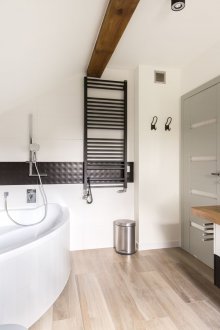 Bilik mandi DIY dalam reka bentuk monokrom