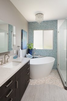 Bilik mandi DIY dengan mozek berwarna biru