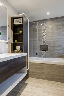 Bilik mandi DIY dengan niche