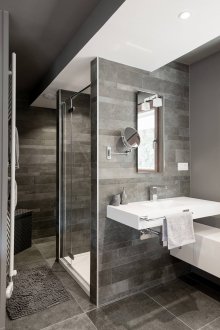 Bilik mandi DIY dengan trim kelabu