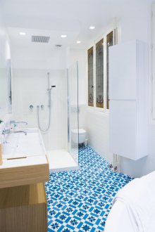 Bilik mandi DIY dengan kaca berwarna