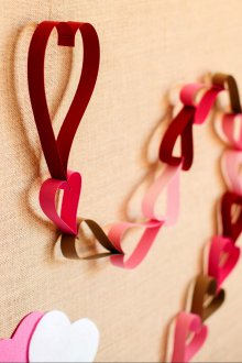 Декор за Свети Валентин със стенна гирлянда