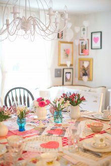 Декора за маса с цветя за Свети Валентин.