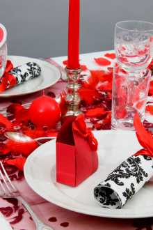 Декорация за маса за Свети Валентин с венчелистчета